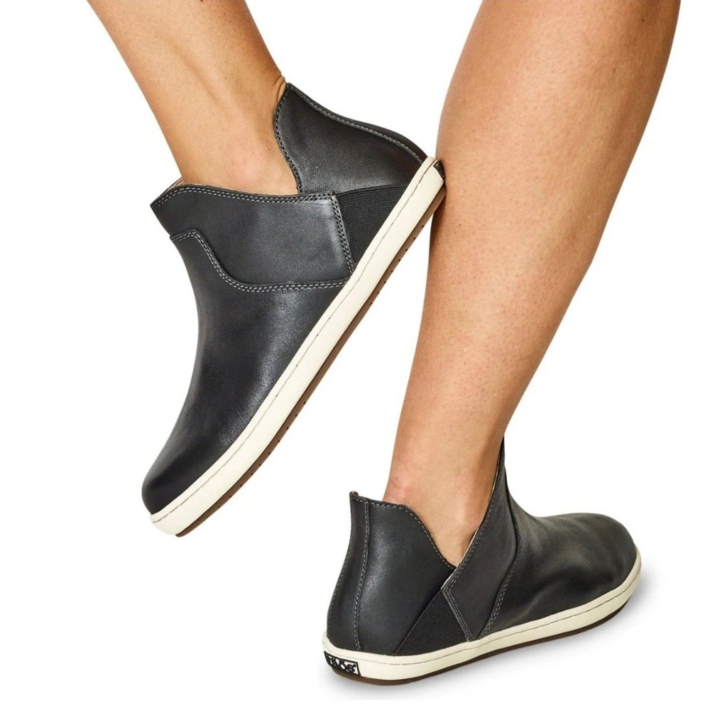 Taos Unity Black Leather Slip On Ankle Bootie Womens 7.5 Gorpcore Minimalist